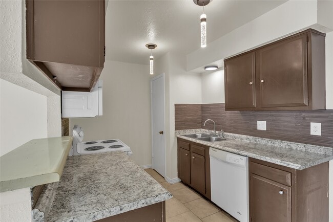 Building Photo - 6913 Chasewood Dr