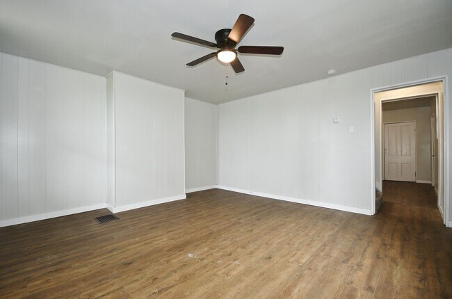 Building Photo - 2 Bed 1 Bath House for Rent Featuring New ...