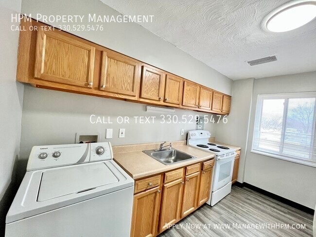 Foto del edificio - Remolded Three Bedroom Apartment for Rent