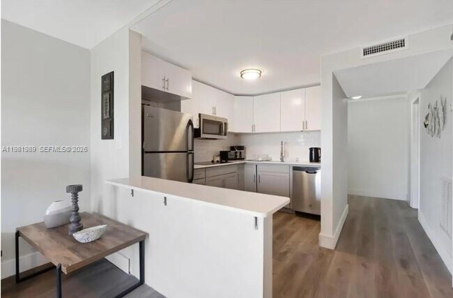 Foto del edificio - 3527 NE 168th St