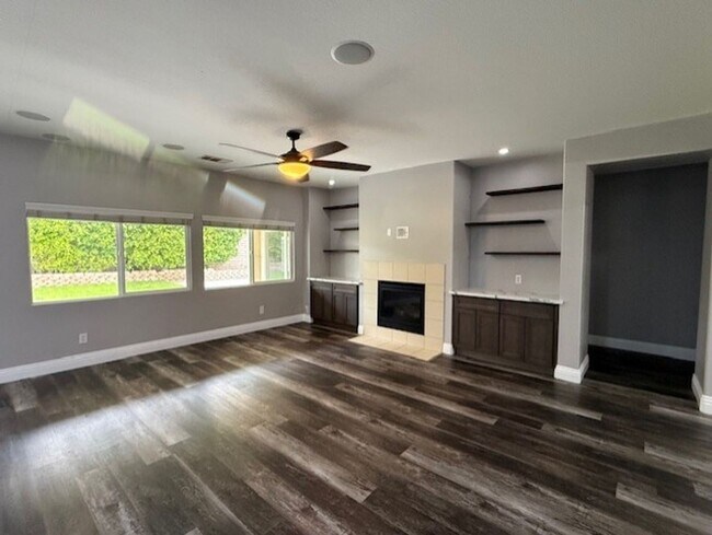 Building Photo - Home with Solar in Gated Sonora Wells