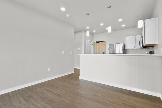 Building Photo - Center Stage