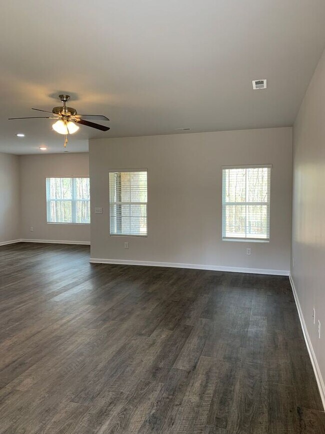 Building Photo - *Fallin' Into Fall Special* Three Bedroom ...