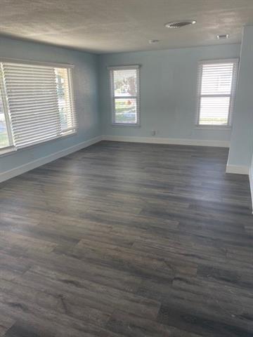 Foto del edificio - 4300 Mackey Dr