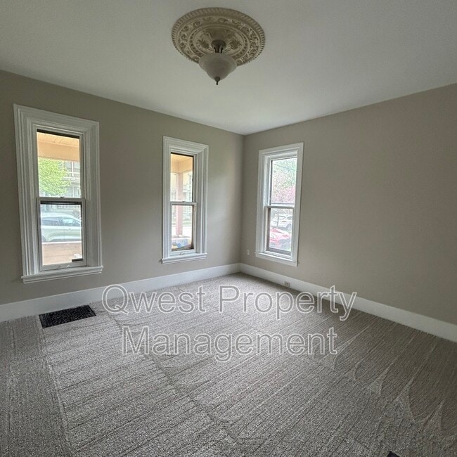 Foto del edificio - 221 Hollister Ave SE