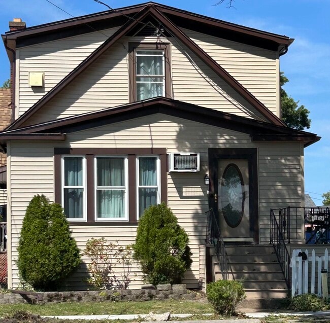 Building Photo - 368 Sweeney St
