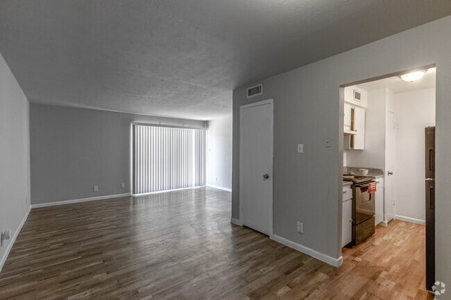 1BR, 1BA - 658SF - Living Room - SOUTH CREST