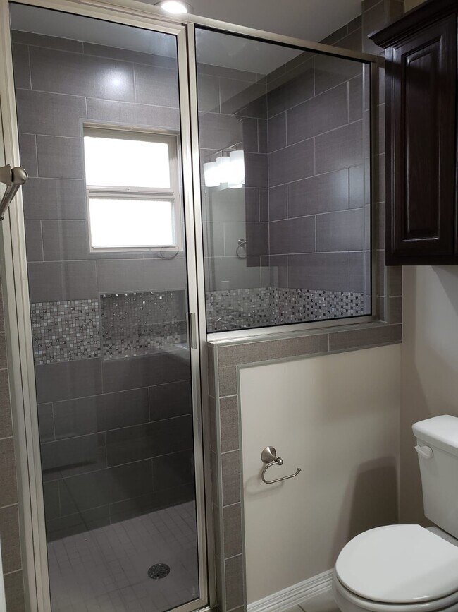 Building Photo - 623 Cathedral Hill