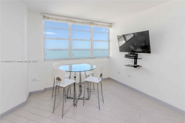 Building Photo - 999 Brickell Bay Dr