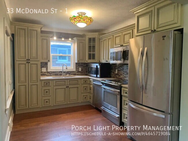 Photo du bâtiment - Main Floor 3 Bedroom in St. Catharines with Parking, Yard and Laundry