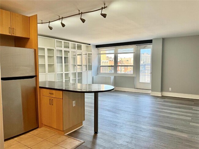 Building Photo - 210 N 17th St
