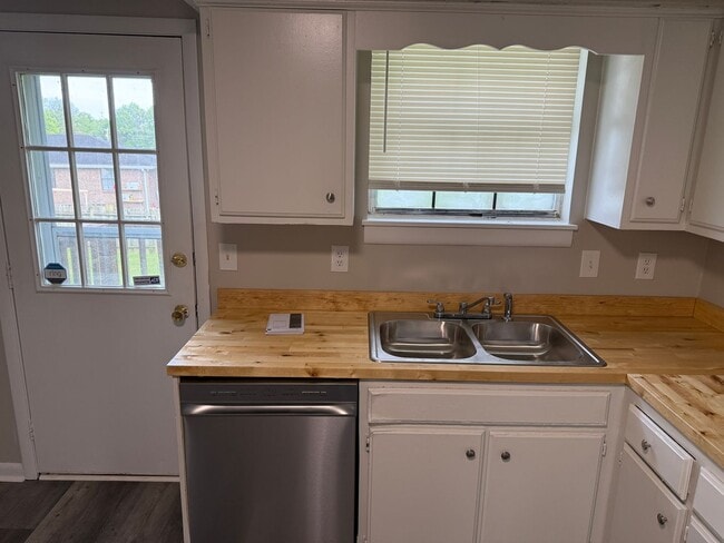 Photo - 2 Bedroom/ 1 Bathroom Duplex in Hermitage House