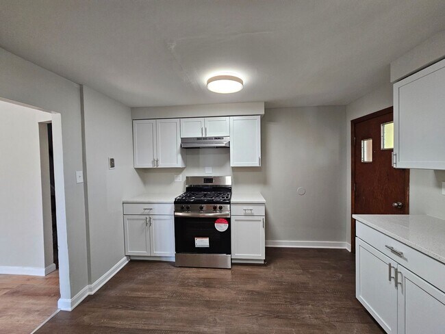 Building Photo - Newly updated 3 bedroom, 1 bath apartment ...