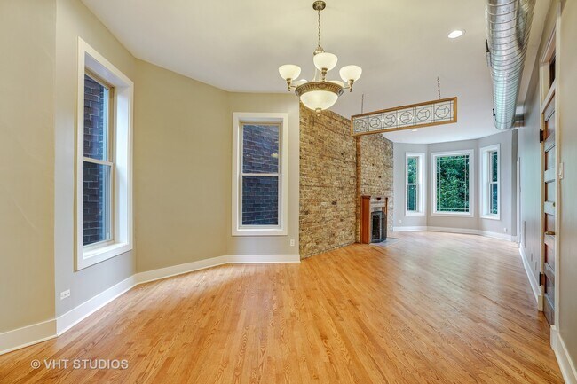 Building Photo - 3317 N Sheffield Ave