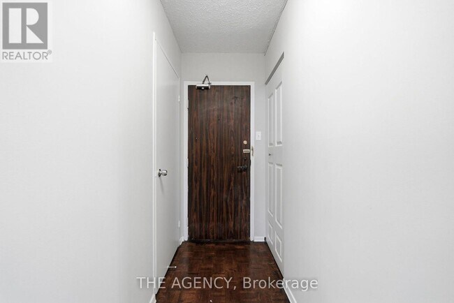 Photo du bâtiment - 2350 Dundas St W