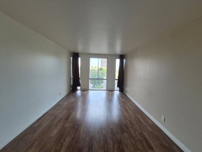 Building Photo - 800 W 1st St