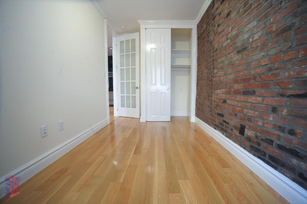 Building Photo - 562 Hudson St