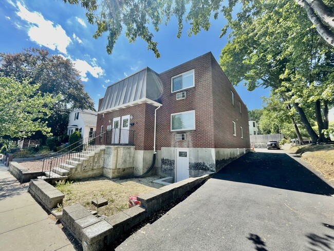 Building Photo - 124 Sycamore St