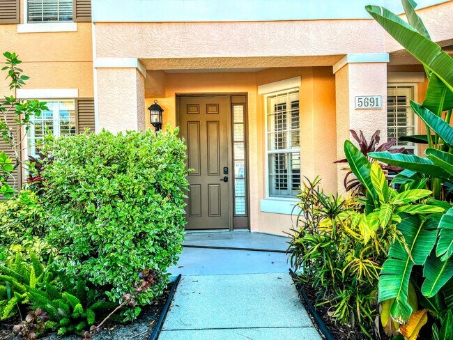 Building Photo - ANNUAL UNFURNISHED 2 bed 2 bath ground flo...