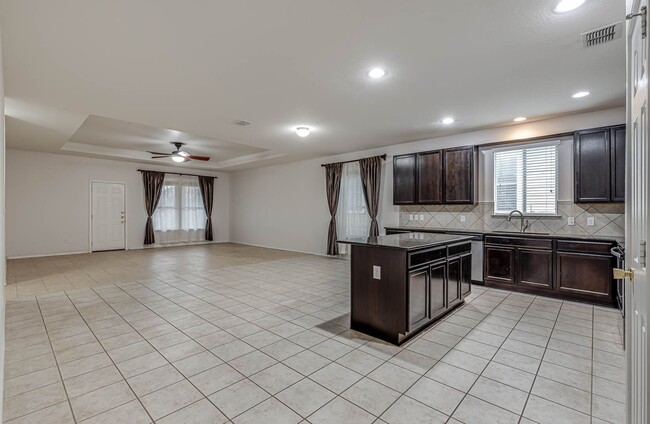 Building Photo - -bedroom, 2-bathroom home nestled in the heart of the sought-after TRAILS @ KENSINGTON RANCH subd...