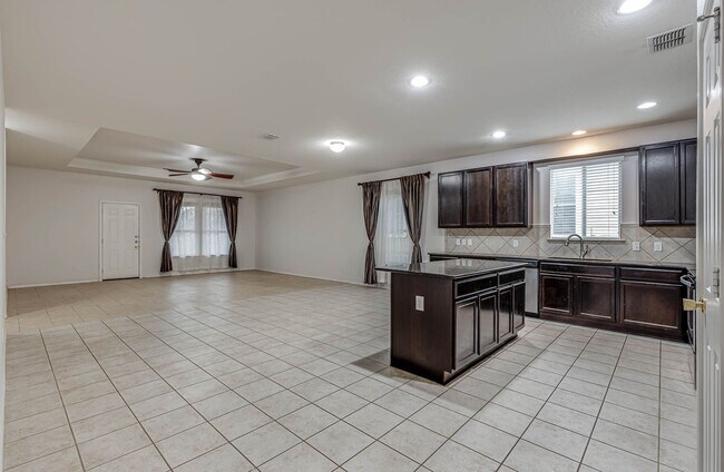 Foto del edificio - -bedroom, 2-bathroom home nestled in the heart of the sought-after TRAILS @ KENSINGTON RANCH subd...