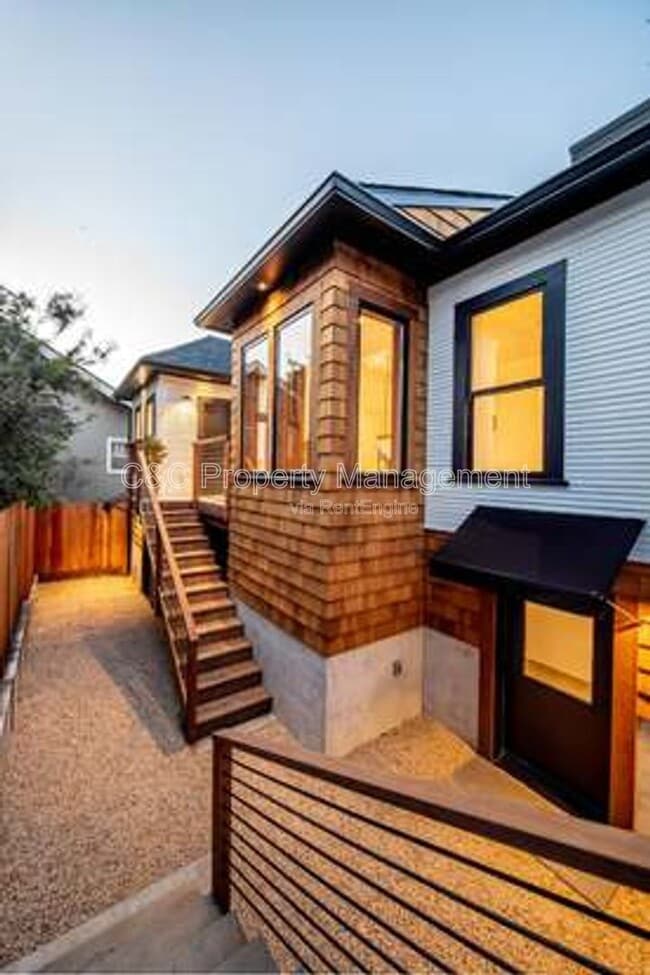 Building Photo - 318 18th St