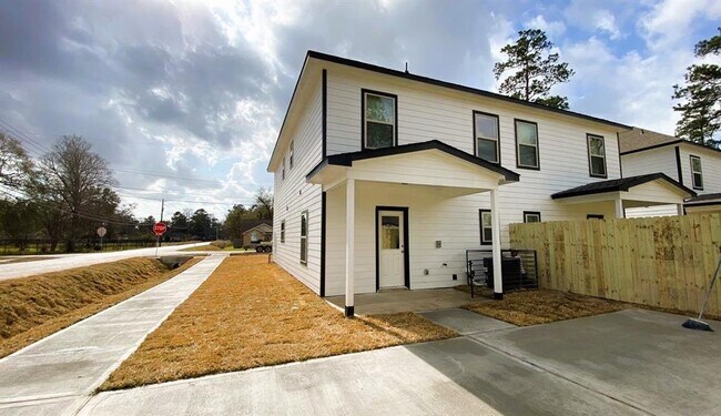 Foto del edificio - 8237 Locksley Rd