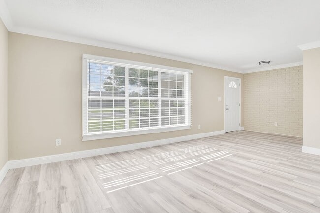 Building Photo - 1557 Nottingham Dr