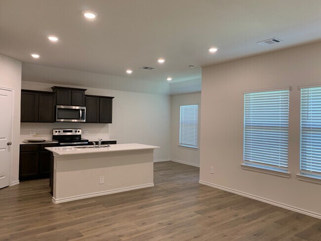 Building Photo - 240 Boxwood Dr
