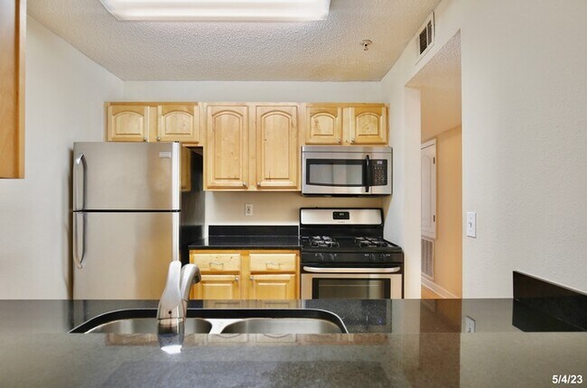 Foto del edificio - Beautiful 2/2 Condo with an Office/Den Loc...