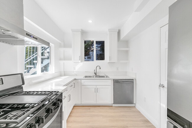 Building Photo - 1040 N Crescent Heights Blvd