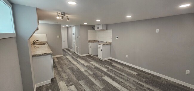 Foto del edificio - 1 Bed 1 Bath Multiplex home