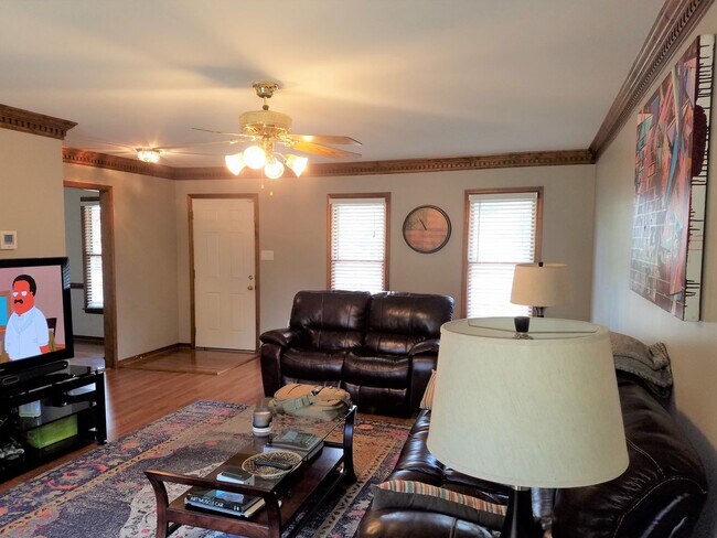 Foto del edificio - 4 bed room home in Midlothian with fenced rear yard