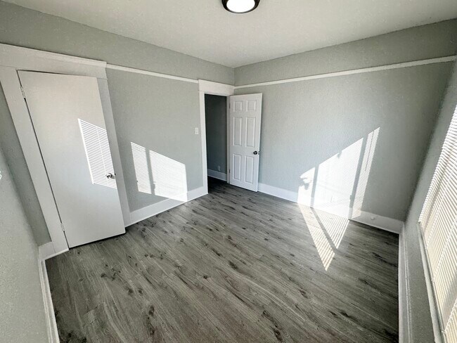 Foto del edificio - 811 E 9th St