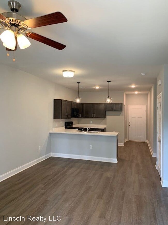 Building Photo - 1711 Springhill Dr