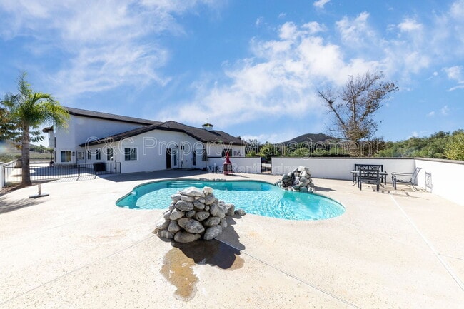 Foto del edificio - 39550 Calle De Companero