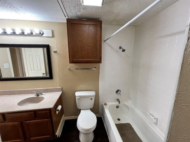 Foto del edificio - 9601 Forest Ln