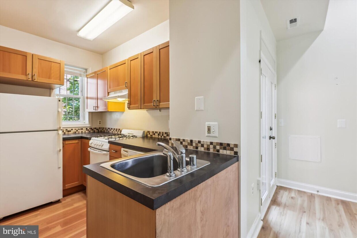 Primary Photo - 2303 17th St NW