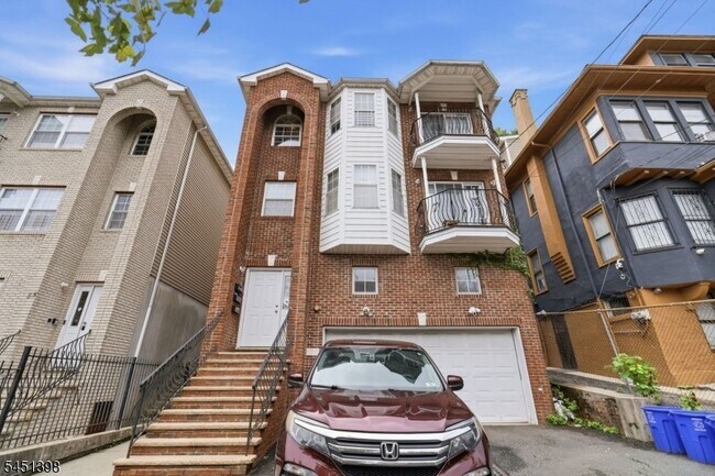 Foto del edificio - 83 Farley Ave