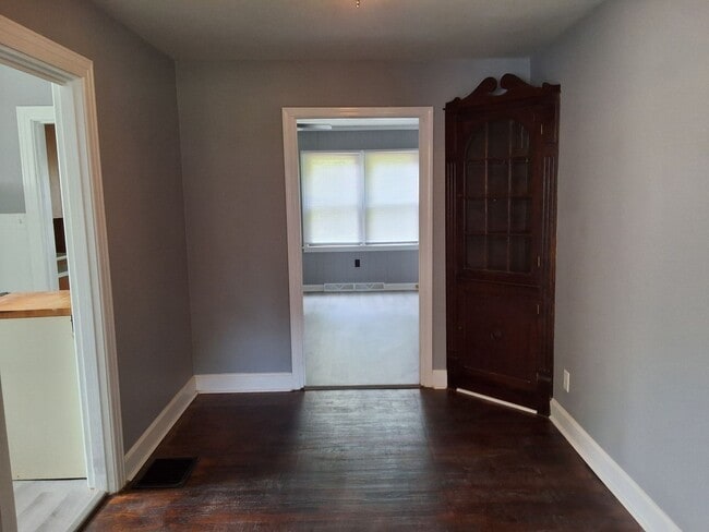 Building Photo - 320 Meadow Ln