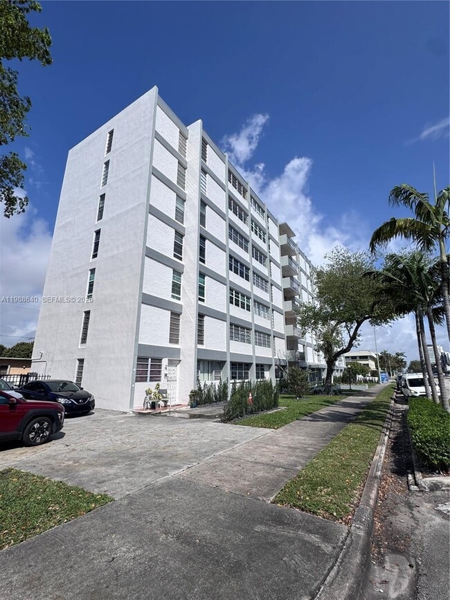 Building Photo - 1400 SW 27th Ave