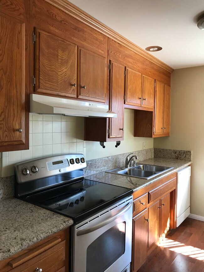 81 W Fiesta Grn Unit 81, Port Hueneme, CA 93041 Condo for Rent in