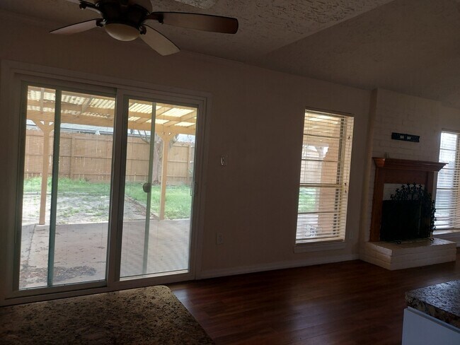 Foto del edificio - 1924 Myrna Ln