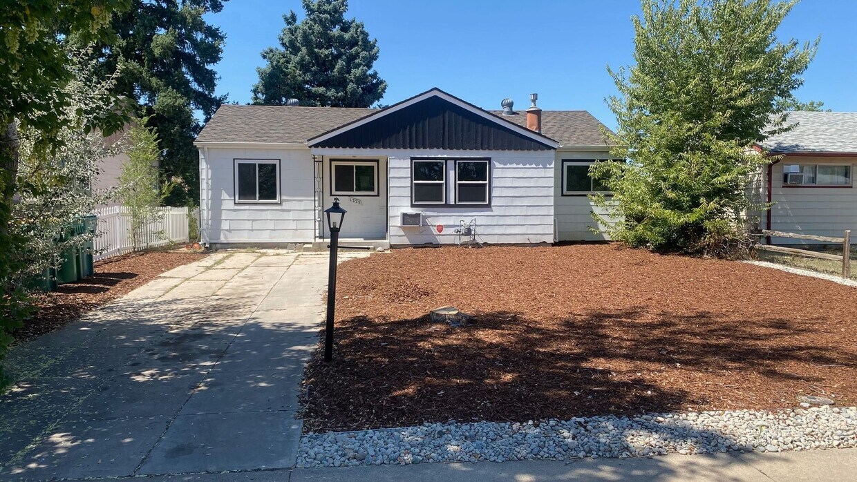 Foto principal - **Peaceful 4 bedroom home in Aurora, CO**