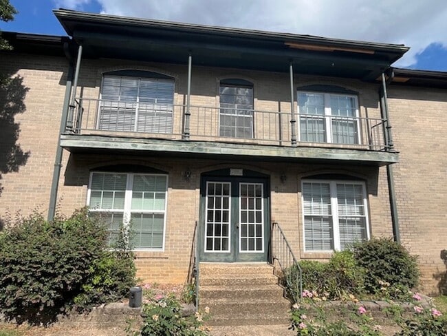 Building Photo - Nice 3 Bedroom 2 Bathroom Windsor Gardens ...