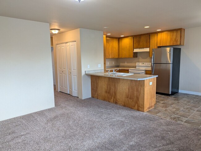 Foto del edificio - Clean, Upstairs 2 Bed, 2 Bath Apartment in East Medford – Juniper Ridge