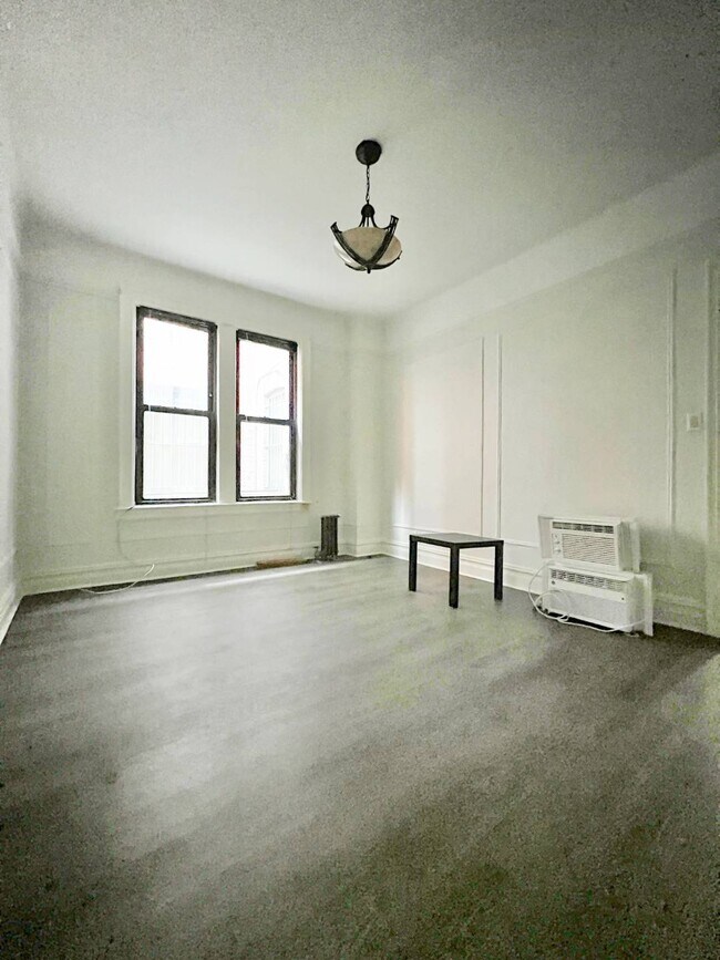 Building Photo - 306-386 86th St