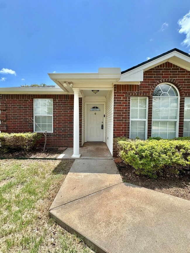 Building Photo - Move in Ready... Charming Home In The Bluf...