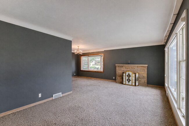 Building Photo - JUNE MOVE IN- SAINT CATHERINES- 6 BEDROOM