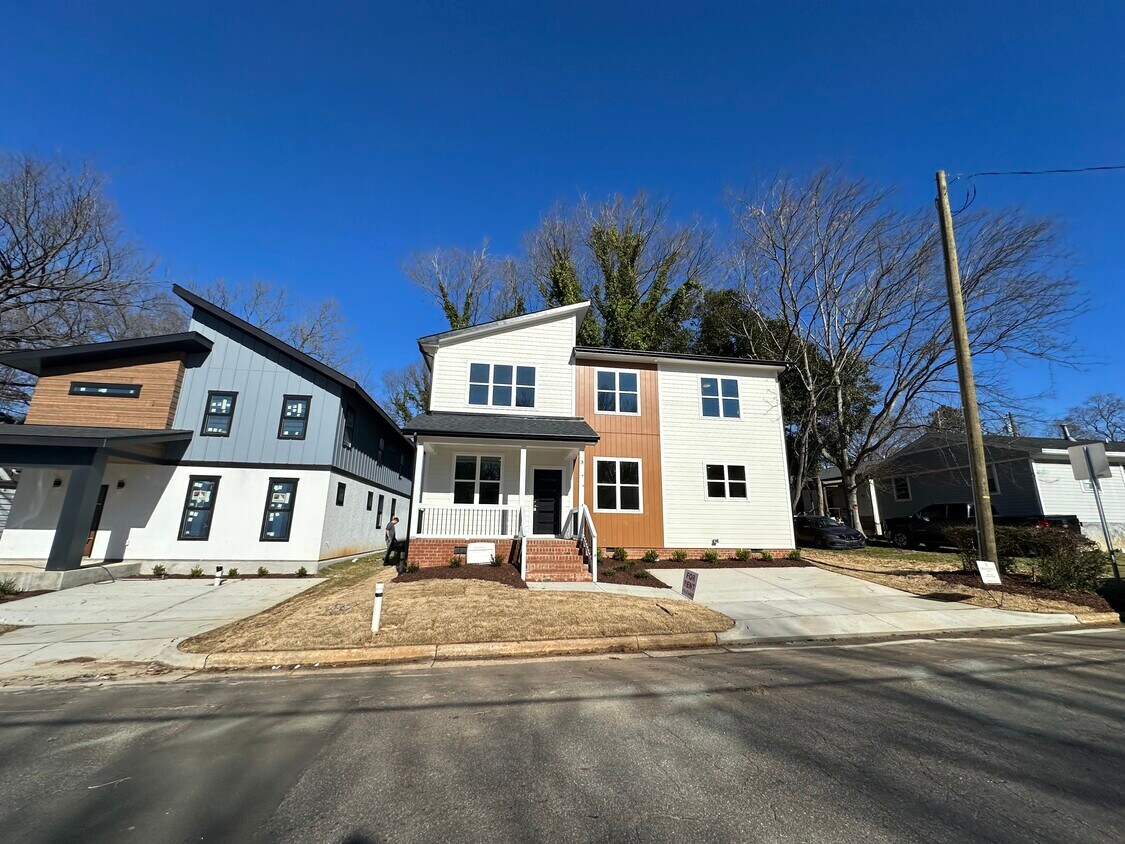 Primary Photo - 319 Bragg St